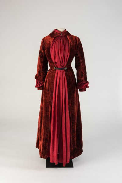 Ruby red silk plush dressing gown, 1880s by Unbekannt Unbekannt